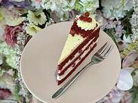 Red Velvet tortový rez zákusky Nitra Ružová cukráreň
