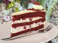 Red Velvet tortový rez zákusky Nitra Ružová cukráreň