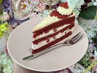 Red Velvet tortový rez zákusky Nitra Ružová cukráreň